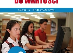 Okładka książki zawierająca zdjęcie przedstawiające dwie dziewczyny w mundurkach szkolnych i chłopaka w koszulce polo siedzących przy komputerach.