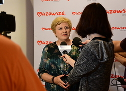 Elżbieta Lanc rozmawia z dziennikarzami