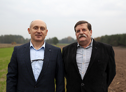 Od lewej Sławomir Rutkowski prezes Towarzystwa Przyjaciół Ziemi Kasnosielckiej oraz Tomasz Bielawski