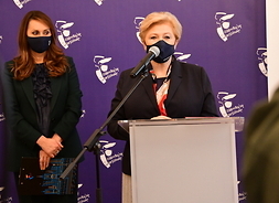 Elżbieta Lanc członek zarządu województwa mazowieckiego przemawia podczas konferencji prasowej