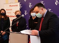 Karol Bielski, dyrektor warszawskiego Meditransu podpisuje umowę na dofinansowanie zakupu karetki dla noworodków