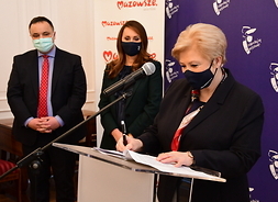 Elżbieta Lanc członek zarządu województwa mazowieckiego podpisuje umowę na dofinansowanie zakupu karetki dla noworodków