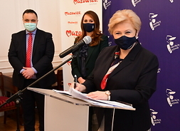 Elżbieta Lanc członek zarządu województwa mazowieckiego przemawia podczas konferencji prasowej