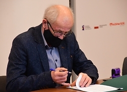 Wykonawca, Bogdan Głuchowski podpisuje umowę