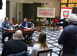 Od prawej marszałek Adam Struzik oraz Leonard Sobieraj dyrektor Muzeum Mazowieckiego w Płocku podczas konferencji prasowej