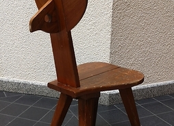 Krzesełko z oparciem w kształcie jelonka
