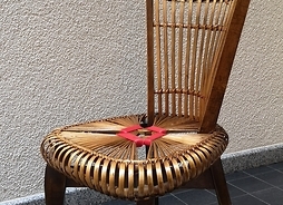 Zabytkowe brązowe wiklinowe krzesło