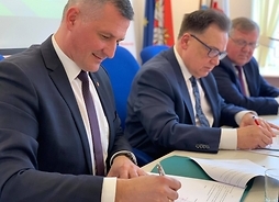 umowe podpisuje wicemarszałek Rafał Rajkowski