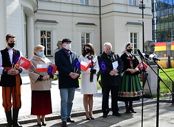 Przedstawiciele zarządu stoją przed Muzeum Niepodległości
